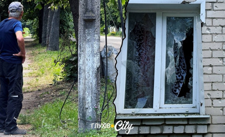 «Все життя будували по цеглинці»: росіяни вночі обстріляли приватний сектор Глухова
