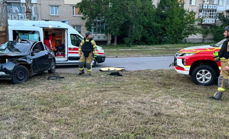 У Херсоні легковик врізався в електроопору: загинула жінка, серед травмованих — дитина