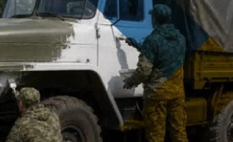 Окупанти під Генічеськом масово перефарбовують військову техніку у цивільні кольори — “Атеш”