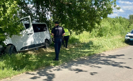 На Первомайщині мінівен Opel врізався в дерево, четверо людей потрапили до лікарні