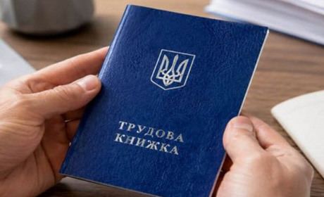 Робота за кордоном і пенсія в Україні: у ПФУ пояснили, як зараховується іноземний стаж