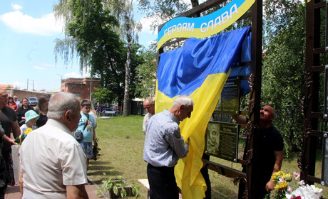 Ще одна стела Пам'яті в гімназії № 10 . Світла пам'ять нашим Захисникам!