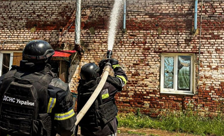 Ворог атакував Великий Бурлук безпілотниками: спалахнула масштабна пожежа