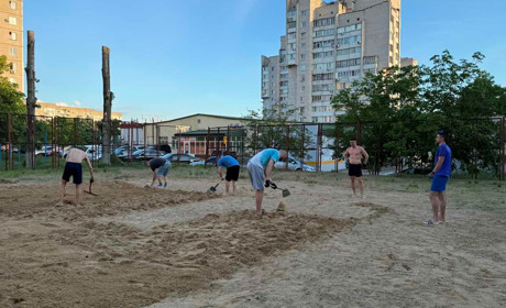 50 тонн піску власноруч: волейболісти Південноукраїнська відроджують занедбаний майданчик