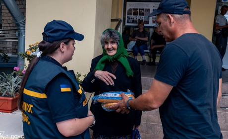 Психологи та рятувальники ДСНС допомагають жителям Харківщини під час евакуації