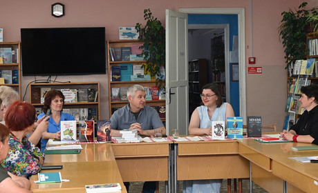 Книги, мандри, Україна: творча зустріч із письменником Олександром Карпенком убібліотеці в Кагарлику