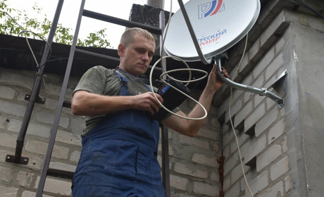 На Херсонщині окупанти знову нав'язують російське супутникове телебачення населенню