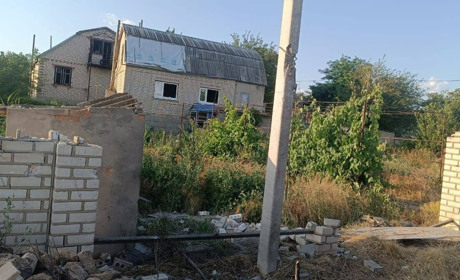 На Херсонщині окупанти атакували житлові будинки, автівку швидкої та приватні автомобілі