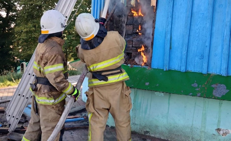 На Кременеччині вогнеборці врятували деревʼяну церкву