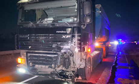 На Миколаївщині легковик врізався у вантажівку: загинула 17-річна дівчина, ще троє людей постраждали