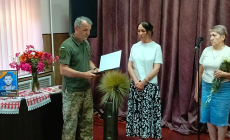 У Петрівсько-Роменській громаді родині полеглого воїна Олександра Кишка вручили посмертну відзнаку