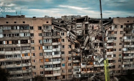Внаслідок атаки на Київщині загинуло 18 людей, розбір зруйнованих багатоповерхівок у столиці триває