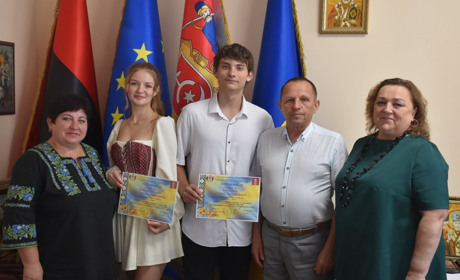 У Старокостянтинові вручили грошові премії випускникам, які склали НМТ на 200 балів