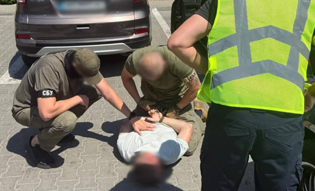 Затримали на хабарі: на Житомирщині слідчі поліції повідомили про підозру керівникові РТЦК