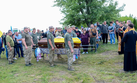 Його серце билося в унісон з серцем України - у Черняхові попрощалися з воїном Олександром Донченком