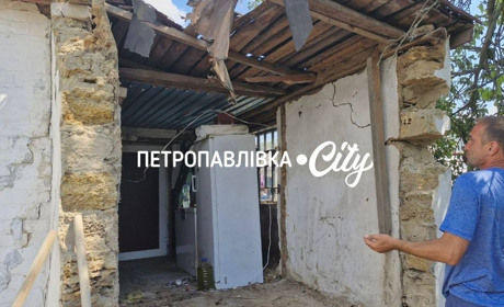 У Самарському ворожий дрон влучив у житловий будинок: мешканці ліквідовують наслідки