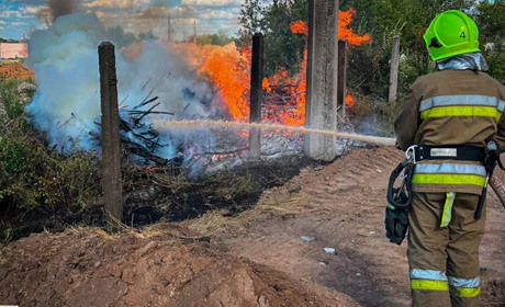 У Південноукраїнську загорівся автомобіль: за добу на Миколаївщині зафіксовано 10 пожеж