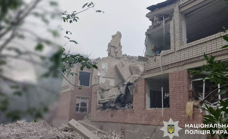 Окупанти атакували Херсон з авіації: зруйновано навчальний заклад, загинула жінка