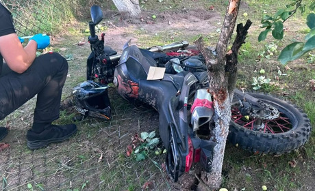 16-річний мотоцикліст в'їхав у паркан: двоє підлітків у реанімації