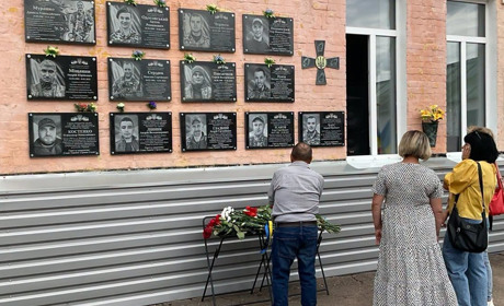 У Ніжині на фасаді гімназії № 9 встановлені меморіальні дошки полеглим воїнам