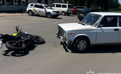 У Гадячі зіткнулися ВАЗ і мотоцикл: до лікарні госпіталізували 17-річного водія