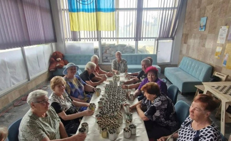 Мешканці Херсонщини у Миколаєві виготовили 500 окопних свічок для українських захисників
