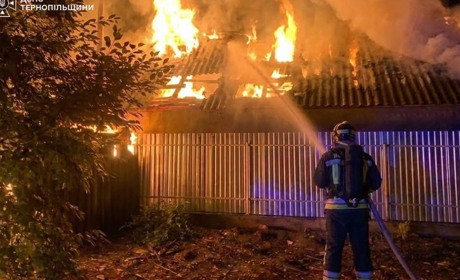 У Почаєві спалахнула пожежа двох будівель