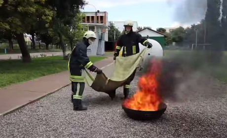 У Херсоні набирають добровольців до команд пожежогасіння: пожежі після обстрілів гасити не встигають
