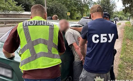 Жителя Старокостянтинова підозрюють у незаконному збуті зброї