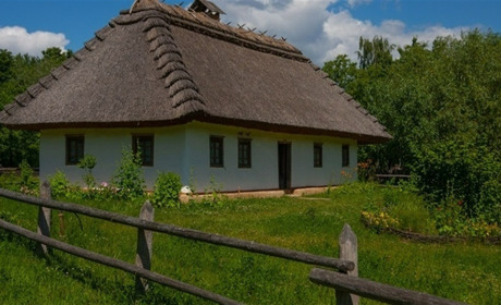У Звягелі шукають сільські будинки для переселенців