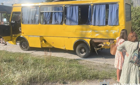 У Нетішині вантажівка зіткнулася з рейсовим автобусом: четверо пасажирів у лікарні