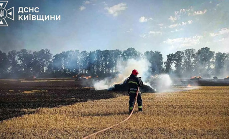 Пожежа в Буртах: вогонь знищив тюкувач та близько сотні рулонів соломи