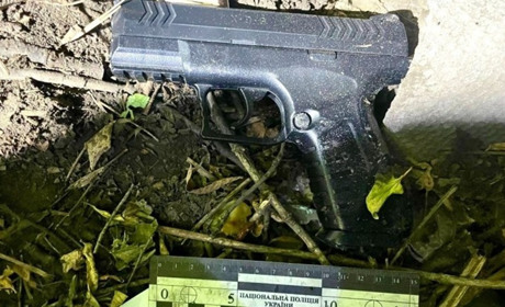 На пляжі Первомайська 15-річний хлопець поранив дівчину пострілом в око