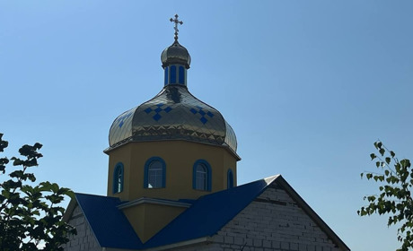 Громада храму ПЦУ у Первомайську передала 20 тисяч гривень на автівку для військових