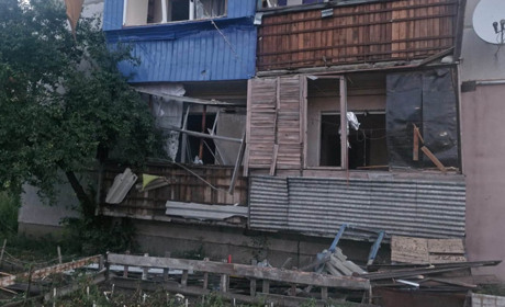 Ворог пошкодив багатоквартирний будинок, адмінбудівлі та автомобілі у Великобурлуцькій громаді