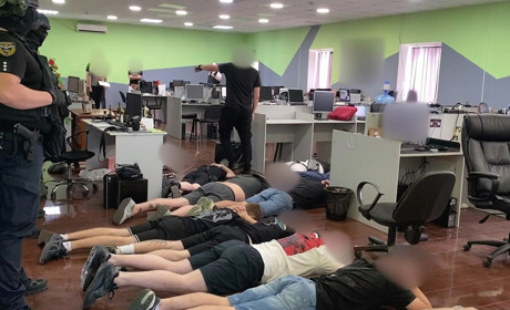 Понад 2 млн, золото та 22 елітні авто: в Україні викрили 94 шахрайські кол-центри