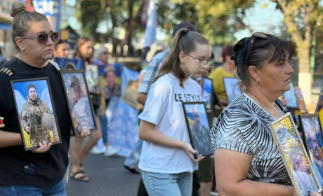 «Ми їх чекаємо живими»: у Первомайську пройшла мирна хода на підтримку полонених та безвісти зниклих
