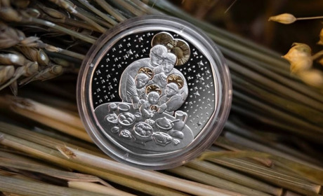 Різдвяні традиції світлого родинного свята у новій монеті «Дух Різдва»