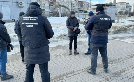 Житель Білопілля переправляв ухилянтів за кордон і торгував зброєю