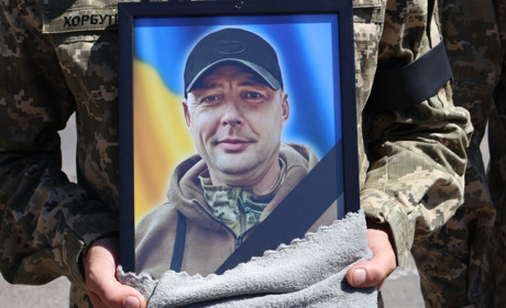 Южноукраїнська громада провела в останній путь офіцера – молодшого лейтенанта Сергія Куріленка