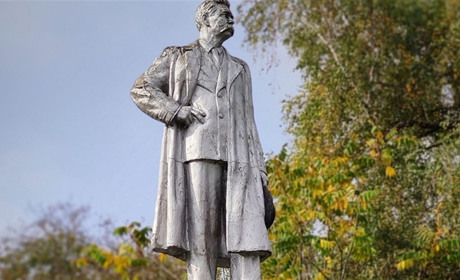 Після знесення пам'ятника Пушкіну у Тернополі, кременчанин пропонує знести Горькому у Кременці
