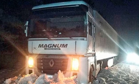 Поблизу села Маюничі п'яний водій вантажівки з'їхав у кювет