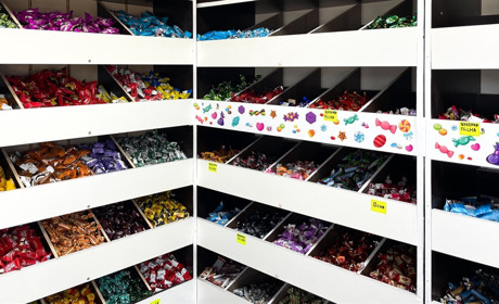 «Солоденька жменька» або «цукерка в одну ціну»: в Сарнах відкрився магазин солодощів