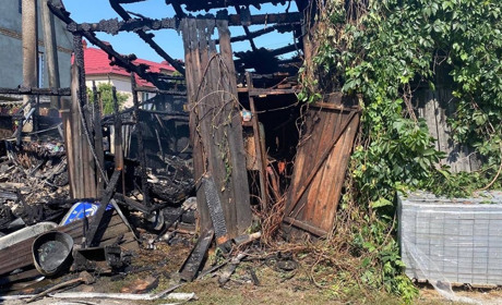 У Городку спалахнула господарська споруда: що відомо