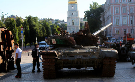 Спалені танки просто неба: фоторепортаж з виставки розбитої російської техніки у Києві