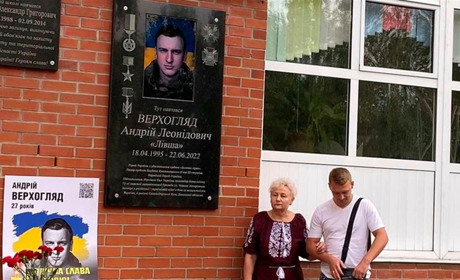 У Звягелі на фасаді ліцею №11 відкрили меморіальну дошку Герою України Андрію Верхогляду