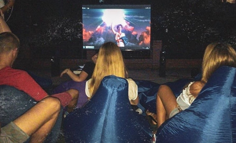 Кінотеатр під відкритим небом починався фільмом "Кіборги"