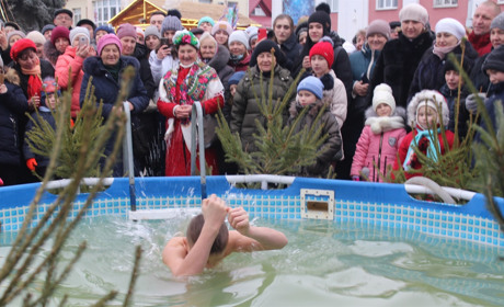 В Барі на центральній площі міста святкували Водохреще і купалися у басейні: фото 