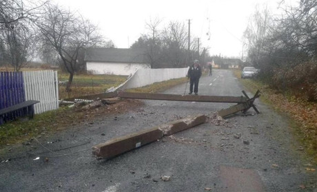 Зніс автівкою бетонну електроопору та втік: виявили винуватця ДТП