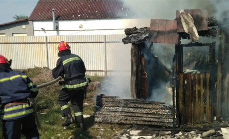 В Попаснянянському районі рятувальники ліквідували пожежу у житловому секторі